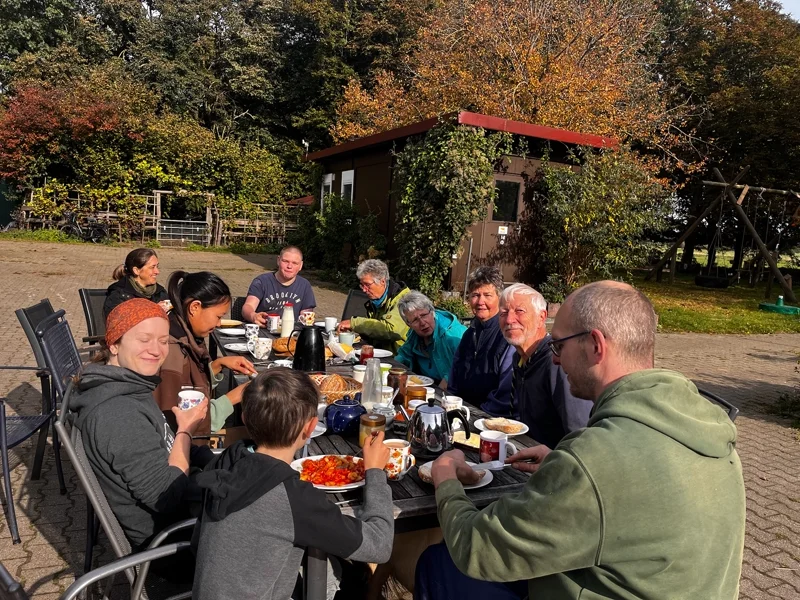 Gemeinschaftliches Essen auf dem Hof